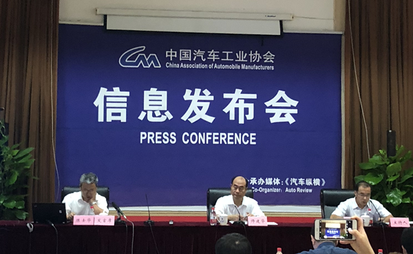 	中国储能网讯：虽然已经立秋，但是北京依然保持着炎炎夏日的热度，而7月份的汽车产销数据却与此形成鲜明的对比。	10日下午，中国汽车工业协会举行了最新一期的月度信息发布会