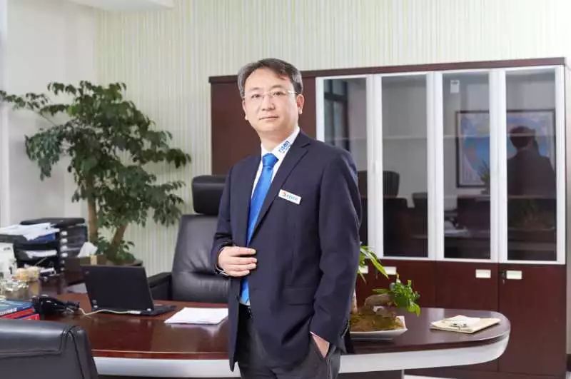 原标题：东方日升总裁王洪：行业整合带来冲刺机会丨百家新能源先锋企业巡礼⑪             “531新政”后，多家光伏企业开拓市场的节奏放缓，减产甚至停产屡见不鲜，而东方日升新能源股份有限公司（下称“东方日升”）则在7月斥资25亿元，悄然在浙江义乌投资新建了年产5GW的光伏新项目。 东方日升坐落于浙江宁海，始创于1986年，并于 2010年成功上市