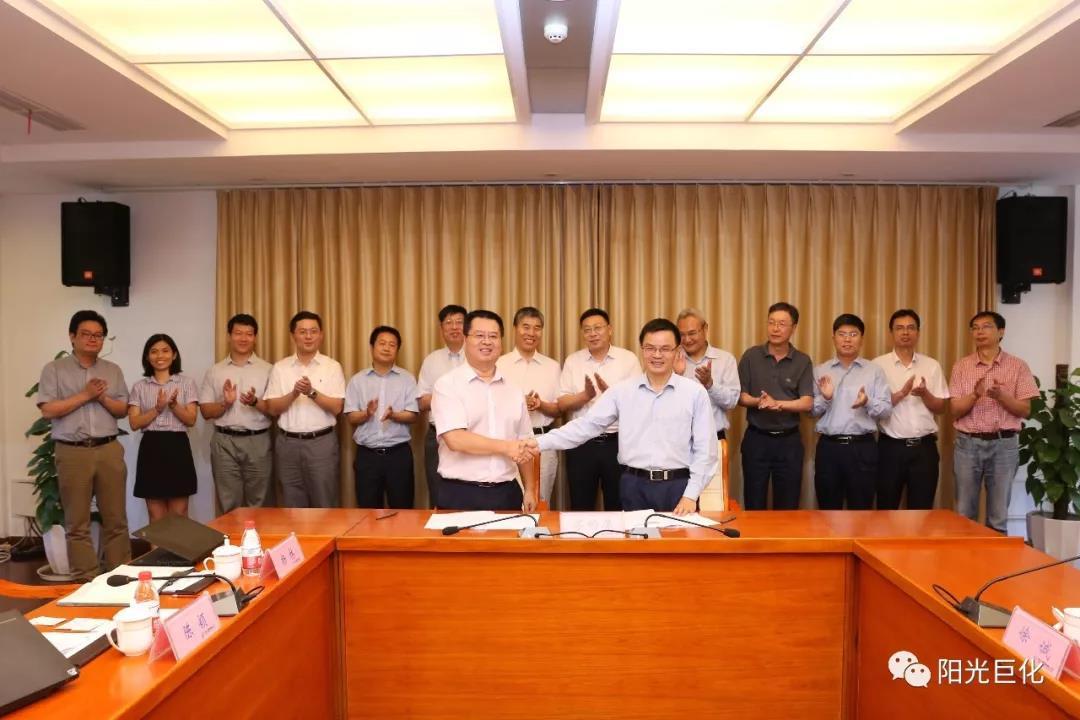 	中国储能网讯：近日，国家电投集团中央研究院院长李连荣一行来巨化，双方经友好协商，签署了战略合作协议。双方将在氢能源及储能技术等领域的核心技术开发、关键部件制造、检测与应用等方面展开合作，形成优势互补、互利共赢、快速发展的良好局面