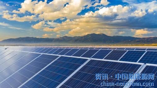                                                                                                                                                                     	　　一、国内外光伏行业发展现状	　　近半年来，光伏行业在补贴退坡的同时发展仍然保持景气，政策逐步改善产业环境，技术优势降低LCOE，光伏发电逐步走向平价。	　　2017年