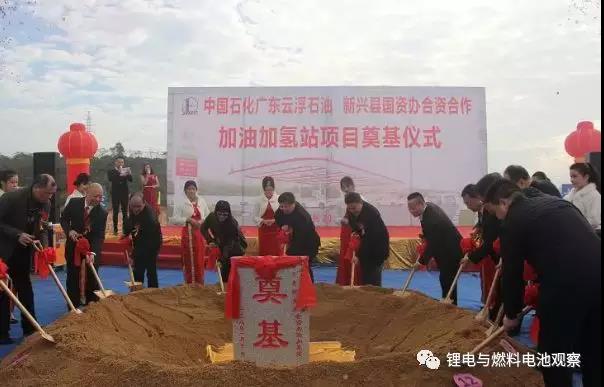 　　氢能作为绿色低碳能源之一，除了可帮助工业降低碳排放，还将在交通运输和储能领域发挥重要作用。亚化咨询研究表明，当前，全球与中国多家企业纷纷布局氢能与燃料电池产业，包括道达尔、壳牌、中石化、中石油、中化国际、延长石油等国内外石油化工巨头