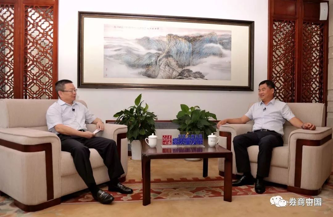 原标题：有3400公里天然气管道，百亿资产规模，陕天然气下一步要从陕西"走出去"             采访：证券时报副总编辑成孝海（图左） 嘉宾：陕天然气董事长李谦益（图右） 题记： 2017年年底，全国天然气价格突然暴涨，液化天然气(LNG)仅用了一个月从每吨4000多元涨到最高万元的报价。与此同时，多地“气荒”现象此起彼伏，不仅工业用气供应困难，甚至居民供暖用气都出现紧缺，包括陕天然气(002267)在内的天然气概念股一时间成为市场焦点，贵州燃气作为当时的新股被游资热捧，两个多月涨