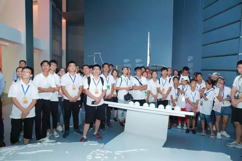 　　引言：　　清洁能源发展是未来大势所趋，而中国是世界清洁能源发展的翘楚。致力于“用薄膜太阳能改变世界”的汉能，更凭借着“因祖国强大而强大”的信念，向世界乃至未来传递着中国薄膜太阳能的无限希望