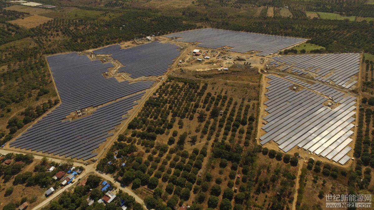 位于菲律宾的一座大型太阳能电站。菲律宾太阳能公司Solar Philippines在国家电力公司Meralco发起的50兆瓦太阳能项目招标中提交了每千瓦时菲律宾元P2.34（约合0.044美元）的报价