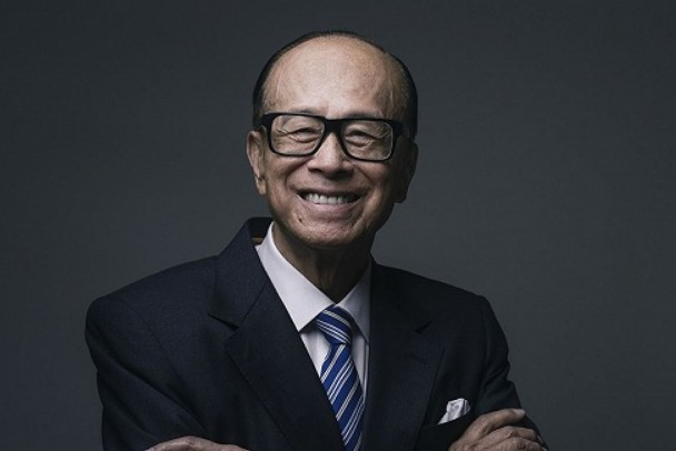 原标题：【风向】李嘉诚投资再次返港，全球投了4000多亿港元他看到什么信号             8月13日，李嘉诚家族旗下四大上市公司长实集团(01113.HK)、长江基建集团(01038.HK)、长和(00001.HK)及电能实业(00006.HK)联合宣布，长和系财团已于8月12日落实了收购澳洲能源资产APA Group项目的实施协议。 根据公告，此次收购APA Group的总交易额约为129.79亿澳元(折合约753亿港元)