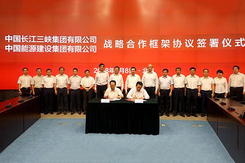 	中国储能网讯：8月8日，中国能建与三峡集团在京签署战略合作框架协议，双方约定将本着“资源共享、优势互补、互惠互利、合作双赢”原则，发挥各自优势，继续深化能源电力领域合作，积极拓展在水务、分布式电站、储能业务、环保设备等合作领域。中国能建党委书记、董事长汪建平，三峡集团党组书记、董事长卢纯出席签约仪式