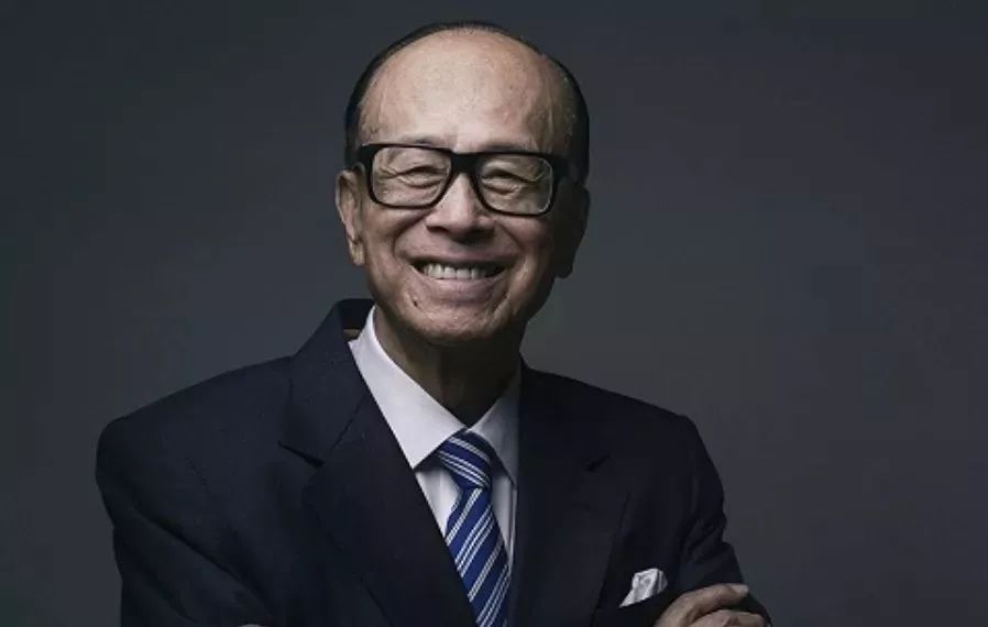 原标题：撤资内地后，李嘉诚700亿收购澳洲天然气公司！长和系在澳洲已花上过千亿！            富豪？ 小编只服李嘉诚！ 李嘉诚700亿收购澳洲天然气公司！ 李嘉诚家族自两年前从内地撤资后， 便开始在海外买买买， 根本停不下来。 最新消息得知，在8月13日，李嘉诚家族旗下长实集团(01113.HK)、长江基建集团(01038.HK)、长和(00001.HK)及电能实业(00006.HK)（统称，长和系）联合宣布，就此前拟联合收购澳洲能源资产APA Group项目，长和系的财团已于8月12日落实了收