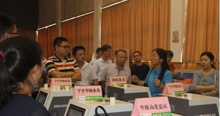 　　【中国仪表网 仪表会议】8月10日，湖南省粮食快速检测仪器接收验收工作会议在湖南省长沙市湖南粮食集团有限责任公司顺利召开。来自湖南省各市州粮食局(商务和粮食局)行业发展科科长、质监站站长、湖南粮食集团、天下洞庭、军粮集团等有关企业分管负责人、省粮油产品质量监测中心相关人员、省局行业发展处相关人员及天瑞仪器副总经理肖廷良、副总经理黎桥等相关工作人员共同出席了此次会议