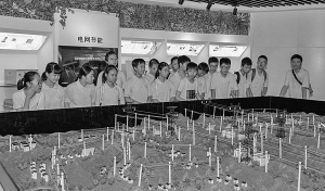 　　暑期中学生在国网湖南电力电能替代与节能服务展厅参观。 柴黎 摄　　今年以来，国网湖南电力共签订电能替代及节能服务合同34个，完成电能替代47.8亿千瓦时，节约电量3.78亿千瓦时，节约电力11.57万千瓦