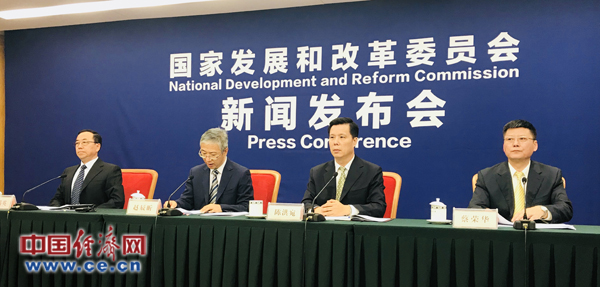 　　经济日报-中国经济网北京8月16日讯（记者王婉莹） 今年以来，国内宏观经济稳中向好，钢材价格比较稳定，钢铁供需基本平衡，“去产能推动钢铁行业产能利用率明显提升，供求关系显著改善，企业效率持续向好。今年上半年，钢铁行业规模以上企业利润率增长93.4%