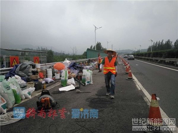 &nbsp;日前，有热心网友反映，落户济南不足一年的全球首条光伏高速公路疑似已被拆除。16日上午，记者进行了实地探访，这条曾经&ldquo;光环满满&rdquo;的光伏高速公路，究竟&ldquo;经历&rdquo;了什么？16日上午，记者沿济南南绕城高速顺行至光伏路面试验段