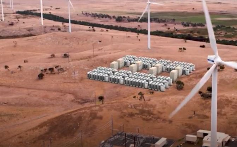 	中国储能网讯：风力发电厂商Infigen Energy公司计划在南澳大利亚州安装一个容量为52兆瓦时的特斯拉Powerpack电池储能系统。	这个电池储能系统将毗邻澳大利亚芒特甘比尔市附近的278兆瓦Lake Bonney风电场