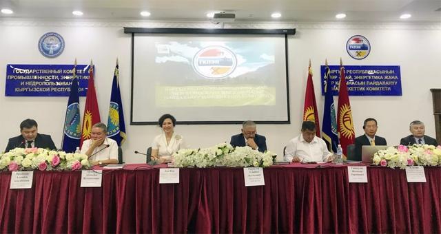 原标题：慧聪集团买化塑郭喜鸿中吉发展论坛演讲：慧聪智链，助力一带一路            响应国家“一带一路” 发展战略，结合建材，涂料，家居电子电器产业发展需求，由广东省建筑装饰材料行业协会与吉尔吉斯斯坦国家工业、能源与地下资源利用委员会联合主办中吉建材家居电子电器企业投资和发展论坛于8月14日在吉尔吉斯斯坦开幕，吸引了包括来自吉尔吉斯斯坦有关部门、机构的领导、企业家以及来自广东建材业界二十三位企业家等共一百余位嘉宾参加，慧聪集团买化塑作为唯一的专业B2B平台企业，应邀参加本次论坛活动，慧聪集团买化塑