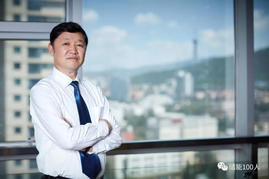 	中国储能网讯：只有通过配置储能来改善电能质量、把能量搬移，新能源行业才能自救。	文|郑宗斌	从2011年进军光伏电站开始，只用了短短七年时间，国家电投黄河上游水电开发有限责任公司（以下简称，黄河水电）便一举成为全球最大的光伏开发商