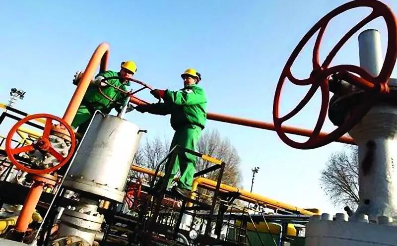 原标题：全球天然气供需宽松，为何国内“只要量不谈价”？             虽然距离冬天采暖季用气高峰还有一段时间，但我国天然气市场已经开始“热闹”起来。 记者获悉，8月10日，中石油向陕蒙地区液化天然气（LNG）工厂直供的管道气已开始执行新的气价政策——计划内供气价格上调0.2元/方至2.08元/方，超出部分执行3元/方
