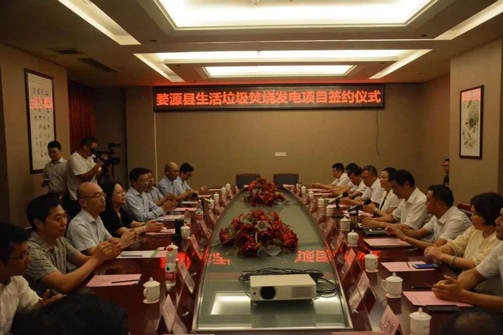 　　8月18日，江西省婺源县生活垃圾焚烧发电项目签约仪式举行。　　（来源：微信公众号“婺源微讯”）&nbsp;　　县委书记吴曙出席仪式并致辞，县委副书记、县长吴云飞主持仪式，县领导董立新、葛健、汪培欣、汪春萍、徐卓、张斌、胡春伟、李文辉以及浙江伟明环保股份有限公司相关负责人、县直有关单位主要负责人出席仪式
