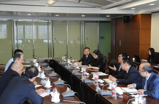 				　　8月20日，国际电工委员会（IEC）副主席、国家电网公司董事长舒印彪在北京会见IEC瑞士国家委员会主席塞缪尔·安佐格一行。双方就电网建设、国际标准制定等方面进行深入交流，表示将进一步深化合作，共同推动能源转型发展