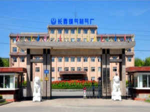 【电缆网讯】8月15日晚间,长春燃气发布了2018年半年度财报显示,今年上半年,公司实现营业收入7.36亿元,同比增长11.11%,归属于上市公司股东的净利润为-8636.26万元,同比下滑了766.43%。
报告期内,长春燃气公司主要从事城市管道燃气业务、市政工程建设业务、车用气业务、清洁能源开发利用业务和增值业务