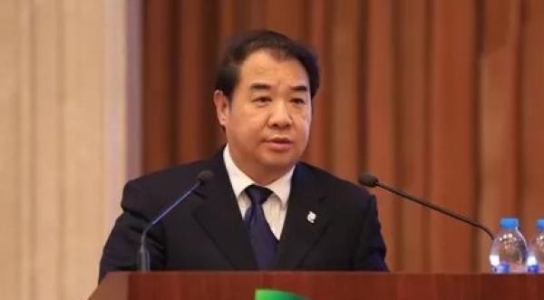 8月21日从南方电网公司获悉,现年55岁的国家电力投资集团公司原总经理孟振平出任南方电网公司党组书记、董事长,南方电网公司原董事长李庆奎退休。 南方电网公司诞生于上一轮电力体制改革,于2002年12月29日正式挂牌成立并开始运作