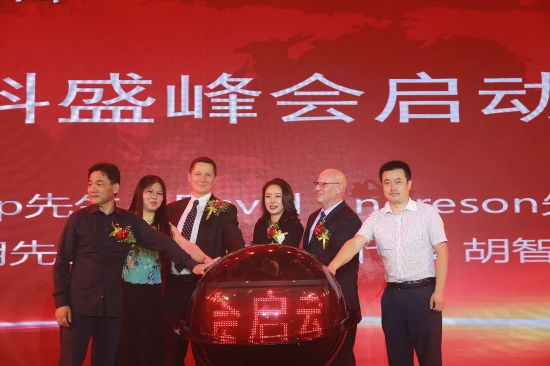 原标题:中美两国企业的投资机遇 专访2018科盛集团峰会特邀美国嘉宾 2018年,我国迎来改革开放40周年的同时,也面临着前所未有的资本困境,企业如何凭借全球性的战略视野,看清当下的宏观经济形势,并在市场格局调整的过程中,寻找到具有世界竞争力的核心资产?8月11日,“全球视野·资胜变局--新规下的大类资产配置峰会”在深圳丽思卡尔顿酒店隆重召开。此次峰会由科盛集团主办,深圳佳莹控股有限公司承办,联合多家机构共同筹备,以及农业银行深圳分行,招商银行深圳分行, 浦发银行深圳分行的大力支持