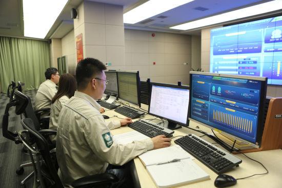 	中国储能网讯: 8月17日12时至13时，公司在当日负荷高峰时段成功实施削峰需求响应，响应负荷共计34.45万千瓦，响应率114.83%，这已是今夏上海实施的第三次需求响应。	据悉，本次需求响应正值台风“温比亚”影响上海期间，市场化负荷调节在构建特大城市安全应急体系建设中的潜力，以及在台风等突发灾害事件情况下上海地区用电侧负荷应急需求响应能力得到充分验证，“海绵城市电网”规模化双向负荷调控能力初步形成