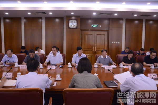 &nbsp;8月17日，国家能源局召开扶贫工作领导小组专题会议。会议传达学习国务院扶贫开发领导小组重要会议精神，听取各司上半年扶贫工作汇报，交流讨论赴&ldquo;三区三州&rdquo;深度贫困地区调研中发现的问题和建议，审议国家能源局落实《中共中央 国务院关于打赢脱贫攻坚战三年行动的指导意见》的工作方案和定点扶贫考核整改落实清单，研究部署下一步能源脱贫攻坚工作