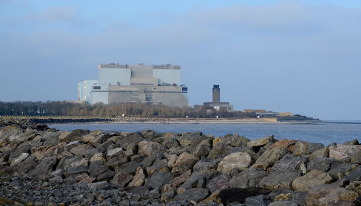 	                    	【电缆网讯】英国的核监管机构已通知法国电力核能发电公司（EDF Energy Nuclear Generation）和斗山巴布科克公司就健康和安全问题提出起诉。		因核电站安全事故英国核监管办公室将起诉两家公司	指控涉及去年4月在法国电力的欣克利角B核电站发生的事故，高空坠落导致公司员工受伤
