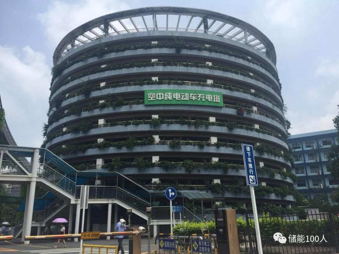 	中国储能网讯：猛虎藏好利爪，把位置往后靠了靠。	文|赵小屠	深圳闹市区往东40公里，有一条长约10公里的比亚迪路，这条路的正中央，就是比亚迪全球总部六角大楼所在地