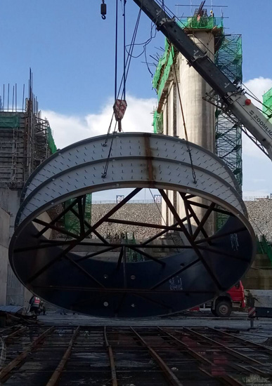　　8月21日，由制造安装分局承建的老挝南欧江一级水电站工程2号机组尾水管成功吊装就位，这是继8月14日以来该工程首台机组尾水管吊装后又一节点目标的实现。&nbsp;　　为保证4台机组尾水管按既定节点工期完成施工，为后续各项工作赢得时间，项目部积极调配人员、设备，精心组织施工，克服施工现场环境复杂、安装场地受限、交叉施工干扰、多雨等诸多不利条件因素的影响，严格按照施工组织方案施工，做好吊装前安全及技术交底工作，保证了此次吊装工作的顺利进行