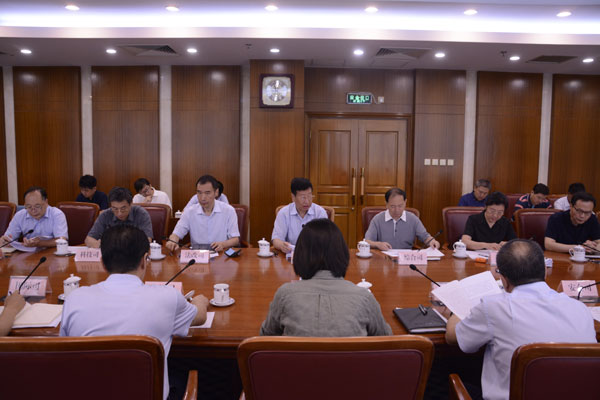 　　8月17日，国家能源局召开扶贫工作领导小组专题会议。会议传达学习国务院扶贫开发领导小组重要会议精神，听取各司上半年扶贫工作汇报，交流讨论赴&ldquo;三区三州&rdquo;深度贫困地区调研中发现的问题和建议，审议国家能源局落实《中共中央 国务院关于打赢脱贫攻坚战三年行动的指导意见》的工作方案和定点扶贫考核整改落实清单，研究部署下一步能源脱贫攻坚工作