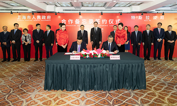 　　2020年的某天，全球最大的单体建筑，临港特斯拉的无畏级超级工厂，一辆辆刚下线的Model3从里面鱼贯而出，然后被装上平板运输车，部分运往国内市场，部分跨过东海大桥进入洋山港，发往日韩、南亚市场。同在临港的上海汽车、蔚来等公司的国产电动SUV，沿着大致相同的路线发往国内市场