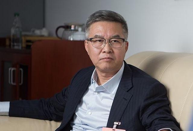 原标题：中国最低调的行业首富：他身家超过百亿，是全球最大的锂矿老板             根据中国胡润百富榜排名显示，天齐锂业创始人蒋卫平家族身家达到275亿，是钴锂行业的首富。他的企业是全球最大的矿石提锂生产商，同时也是国内最大的锂电新能源核心材料龙头企业，天齐锂业无疑是新能源领域的先行者，虽然是全球最大的锂矿老板，但蒋卫平却非常低调，很少出现在大众眼中