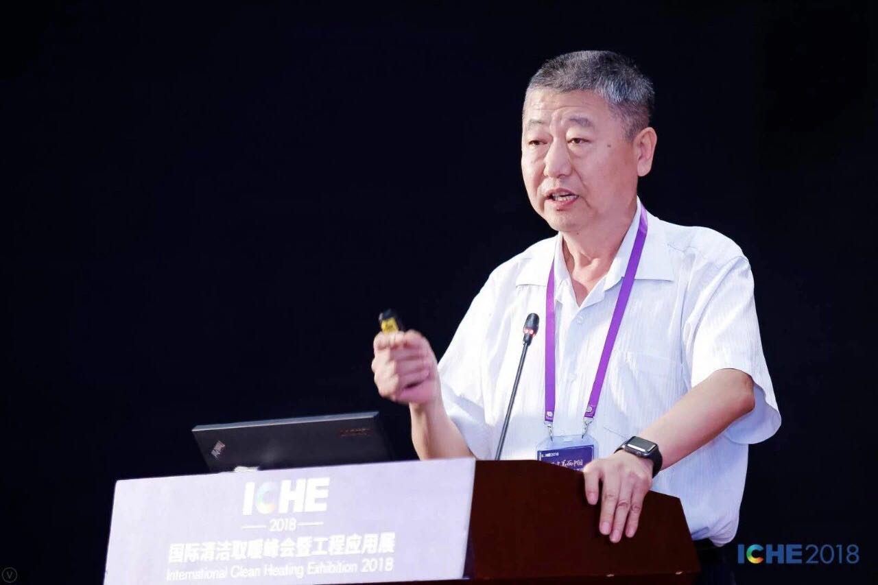 &nbsp;▲中国工程院院士、国家能源专家咨询委员会委员、清华大学建筑节能研究中心主任江亿&nbsp;　　清洁取暖事关民生福祉、绿色发展，是能源生产和消费革命、农村生活方式革命的重要内容。在中国工程院院士、国家能源专家咨询委员会委员、清华大学建筑节能研究中心主任江亿看来，“革命”必然伴随着技术、经济、机制体制等多方面困难，由化石能源转向可再生能源及核能是重要的路径所在