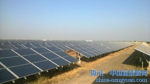                                                                                                                                                                     	　　小型公司们发现，进入印度大型太阳能市场并参与多兆瓦级光伏项目竞争性拍卖越来越难了。	　　大型印度玩家们和少数国际巨头公司一直长期占据着印度招标项目