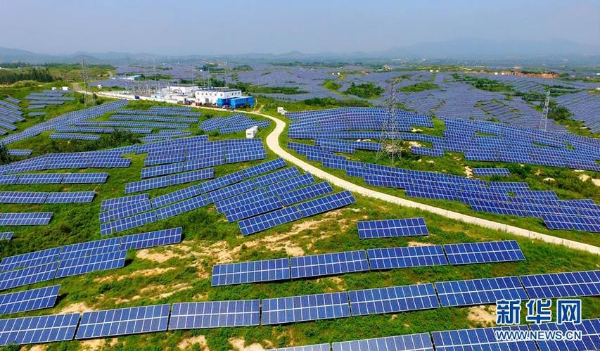 　　日前，河北省邢台市临城县土寨村20兆瓦光伏扶贫电站并网发电，将为当地667户贫困户带来每年每户约3000元的收入。　　这是临城县土寨村20兆瓦光伏扶贫电站(8月26日无人机拍摄)