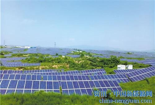                                                                                                                                                                     	　　8月27日，工作人员在河北省临城县土寨村20兆瓦光伏扶贫电站巡检。王永周摄	　　近年来，国家级贫困县临城县依托荒山荒地多的优势，采用&ldquo;政府+企业+贫困户&rd