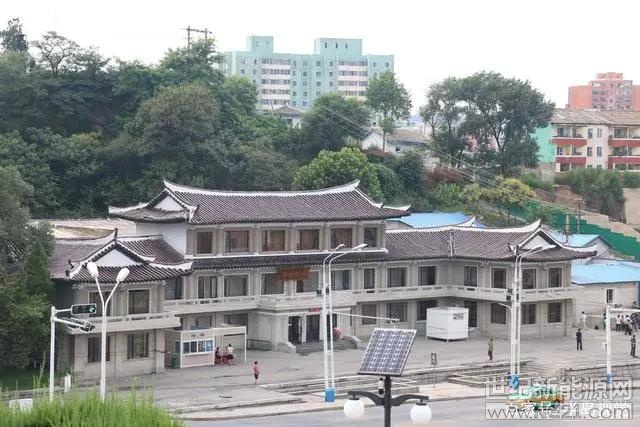2018年的4月27日，朝鲜最高领导人金正恩在板门店跨过军事分界线，与韩国总统文在寅进行了历史性会晤。据悉，朝鲜长期以来一直存在电力短缺问题，早就有夜晚卫星图曝光，夜间朝鲜大部分国土陷入一片漆黑，只是朝鲜首都平壤是个例外，晚上灯光很明亮