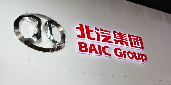 原标题：SST前锋拟更名 北汽新能源资产已注入             （图片来源：全景视觉） 经济观察网 记者 刘晓林中国新能源汽车第一股——北汽新能源的上市正式进入倒计时阶段。8月28日，SST前锋（600733）发布更名公告，称证券简称拟变更为“S蓝谷”（蓝谷为北汽新能源总部），由于北汽新能源全部股权已注入上市公司，上市公司盈利水平及可持续发展能力均得到了根本改变，因此，SST前锋在申请更名的同时也提出了撤销“ST”风险警示的申请