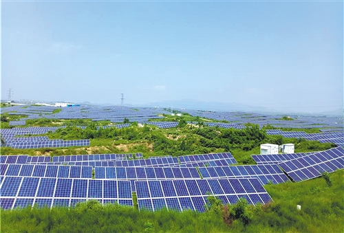 　　8月27日，工作人员在河北省临城县土寨村20兆瓦光伏扶贫电站巡检。　　近年来，国家级贫困县临城县依托荒山荒地多的优势，采用“政府+企业+贫困户”的合作模式，建设光伏电站，有效帮助贫困人口增收