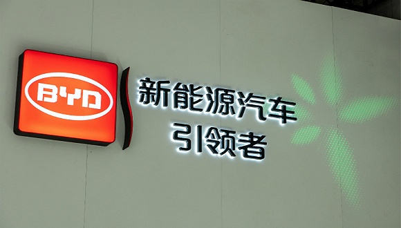 原标题：比亚迪上半年扣非后净利亏损6.73亿 负债也了                                     图片来源：视觉中国　　除了深陷广告门，如今比亚迪（002594.SZ）业绩还出现大幅下滑。 最新出炉的半年报数据显示，比亚迪上半年实现营收541.51亿元，同比增20.23%，净利润4.79亿元，同比降72.19%，扣非后亏损6.73亿元，去年同期盈利11亿元