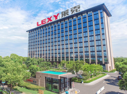 	                     【电缆网讯】8月27日晚间，莱克电气披露了公司2018年半年度报告。报告显示，今年1月份至6月份，公司实现营业收入28.22亿元，同比增长9.32%；实现归属于上市公司股东的净利润2.04亿元，同比下降9.27%