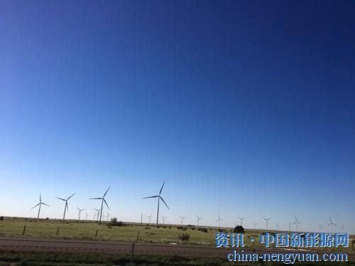                                                                                                                                                                     	　　据报道，德克萨斯州继续主导该国的风能生产，增加的发电量远远超过去年其他任何一个州，并且风力发电装机容量超过其他五个州。该州不仅利用西德克萨斯州的强风，而且通过建设变速器将电力