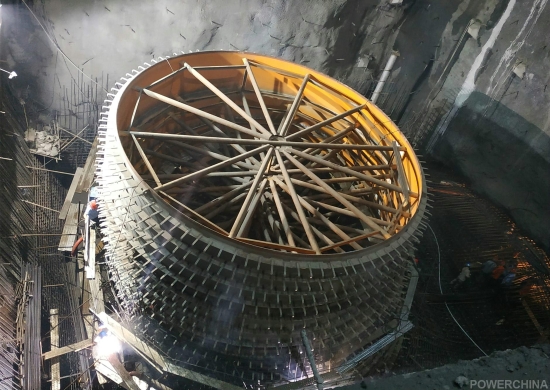 　　8月28日，中国电建水电七局承担安装任务的白鹤滩水电站首台机组（8号）尾水肘管安装完成，验收合格率100%且所有指标均达到白鹤滩尾水肘管安装精品机组要求。　　白鹤滩是世界上首个单台机组百万级的水电站，地下厂房左岸与右岸分别有8台发电机组，装机容量1600万千瓦；左岸单台套尾水肘管分为14节，8台套肘管共计112节