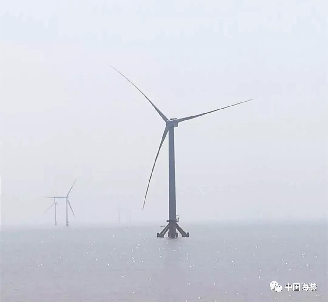 　　近日，中国海装H151-5.0MW机型优化升级后，在江苏海上龙源风力发电有限公司如东环港实验风电场再次成功通过低电压穿越测试。　　此次测试工作历时57天，中国海装技术团队征服高温、台风、暴雨等恶劣自然条件，突破多项技术新问题，充分利用潮汐规律和风资源预测制定测试计划和应急预案，将电量损失降到同类测试最低，为业主减少了经济损失