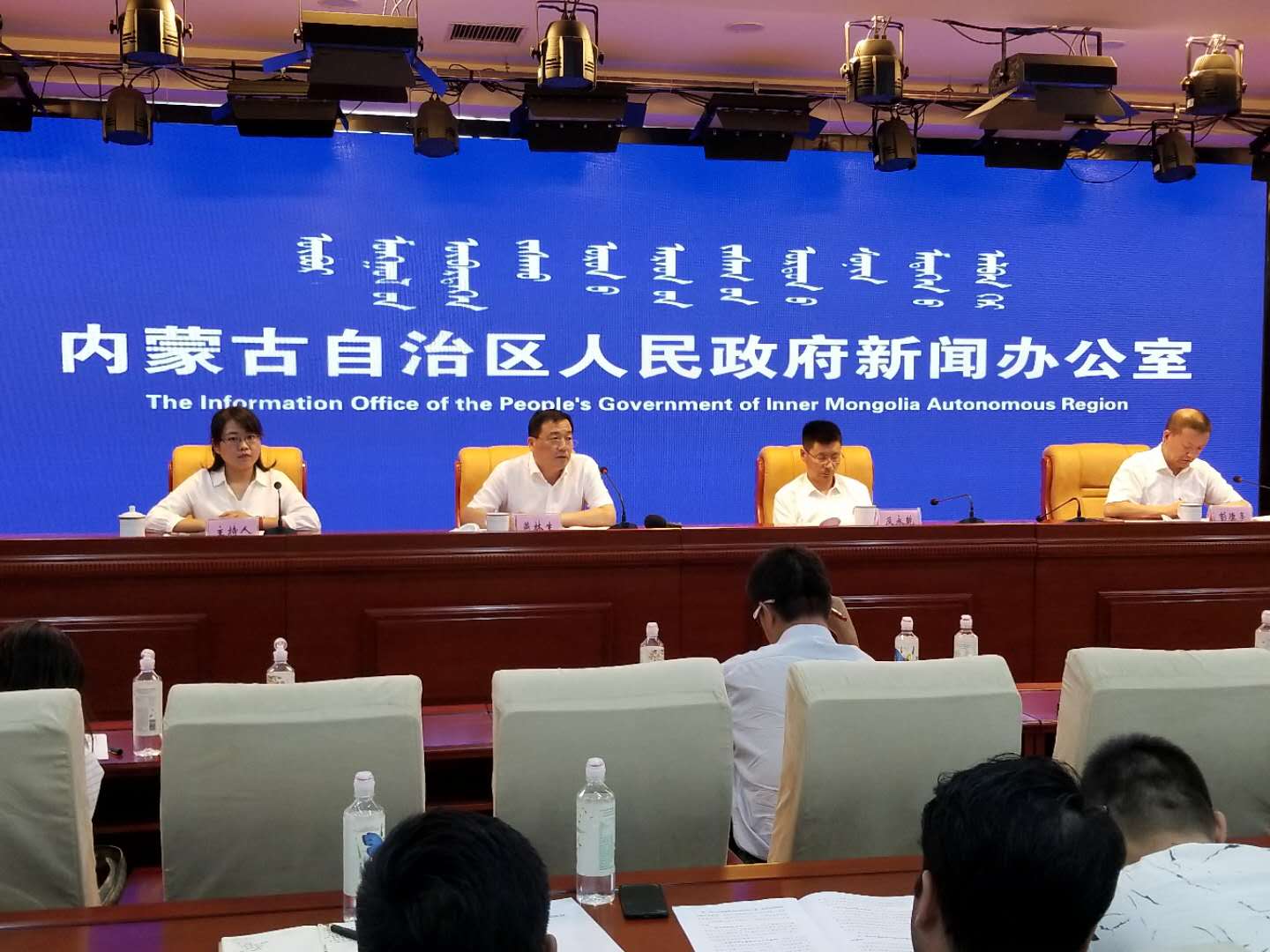 　　内蒙古电力公司2018“半年报”亮点纷呈　　——内蒙古电力公司党委宣传部长燕林生答记者问　　　　8月29日，内蒙古自治区国资委在自治区新闻办召开发布会，通报2018年上半年自治区国企国资改革发展情况。国资委副主任及永乾介绍了上半年全区国企国资改革发展情况