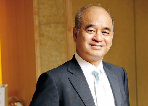 原标题:等了30年才接手家产,几个月就花掉上千亿元,却被李嘉诚夸花得好 香港的许多富豪都活到了很大的年纪。比如说赌王何鸿燊97岁还健在,许世勋95岁还健步如飞,李嘉诚、李兆基如今90岁身体依然非常健康