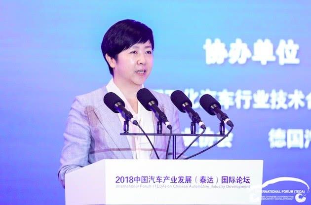 	中国储能网讯：在9月1日开幕的2018中国汽车产业发展（泰达）国际论坛开幕式上，财政部经济建设司副司长宋秋玲表示，多年来的政策扶持使得我国新能源汽车产业发展取得了明显成效。新能源汽车产业推广数量，从2009年之前不足500辆，增长到2017年的77.7万辆，今年预计有150万辆