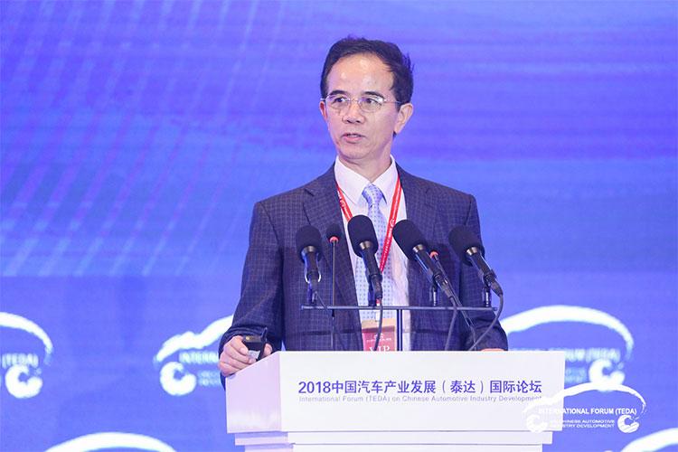 	中国储能网讯：从150公里到300公里，尽管新能源汽车续航里程不断提升，但在2018泰达论坛上，中国工程院院士、电动车辆国家工程实验室主任、北京理工大学教授孙逢春指出，新能源汽车标准续驶里程实际上是一个在常温下不开空调的情况下一个理想的续驶里程，这是满足不了用户的需求，是忽悠老百姓！		对新能源汽车续航里程的提升，是目前众多汽车企业的重要技术研发方向。并且，随着财政补贴政策提高补贴门槛要求，部分汽车企业更是比照财政补贴政策限制推出符合要求的新产品