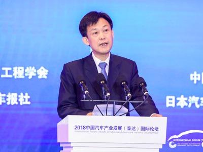 中国储能网讯:9月1日,在2018中国汽车产业发展(泰达)国际论坛开幕式上,工业和信息化部装备工业司副司长瞿国春透露,“为了深入做好双积分制度的实施工作,切实加强政策实施情况的监督管理,工信部将明确下一阶段积分管理制度,新能源汽车积分技术指标等内容,为行业企业提供稳定的发展预期。”
据了解,7月2日,中国乘用车企业平均燃料消耗量与新能源汽车积分管理平台正式上线,乘用车企业“双积分”交易正式启动