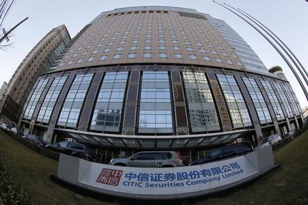 原标题：媒体：中信集团正就收购中国华信捷克资产进行洽谈 价值67亿元人民币             英为财情Investing.com -据南华早报报道，香港上市公司中信股份(HK:0267)母公司中信集团目前正与中国华信能源有限公司就收购后者在捷克的豪华酒店、足球俱乐部、啤酒厂和广播公司进行洽谈，总价67亿元人民币。 报道援引两名知情人士消息称，该价格比5月份15亿欧元的估值折价44%